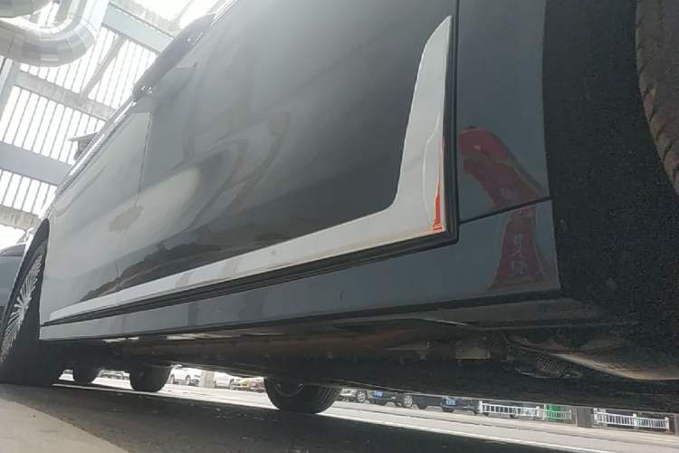 Used VOYAH Dream 2025 PHEV Four-Wheel Drive Prestige Kunpeng Edition Right Side Sill