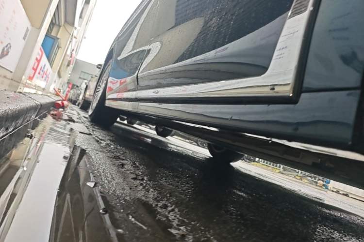 Used VOYAH Dream 2025 PHEV Four-Wheel Drive Excellence Kunpeng Edition Right Side Sill