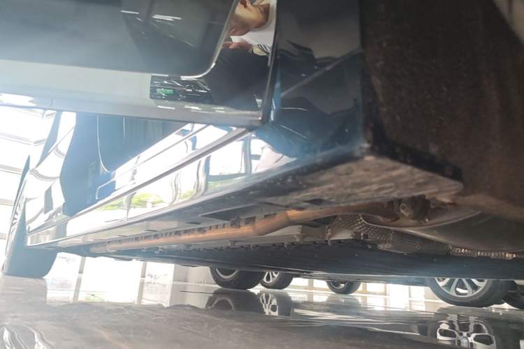 Used VOYAH Dream 2025 PHEV Four-Wheel-Drive Flagship Kunpeng Edition Right Side Sill