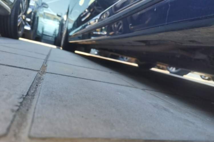 Used VOYAH Dream 2025 PHEV Four-Wheel-Drive Flagship Kunpeng Edition Right Side Sill
