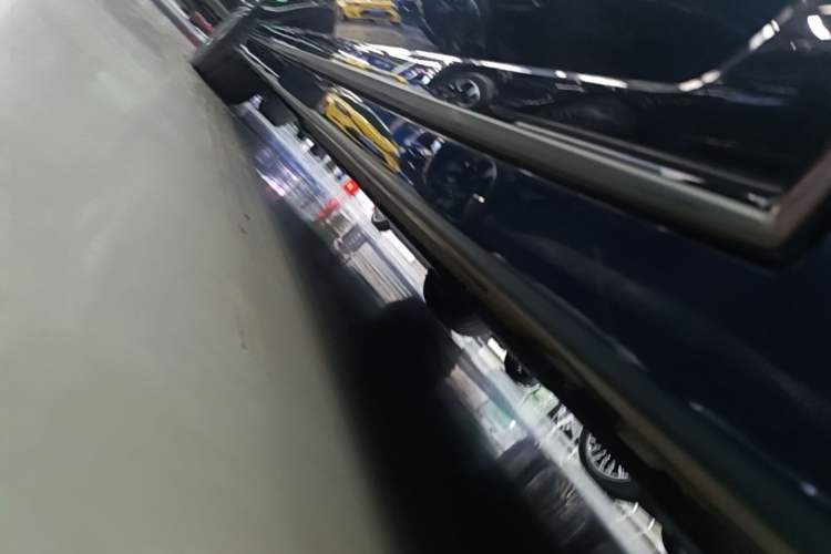 Used VOYAH Dream 2025 PHEV Four-Wheel-Drive Flagship Kunpeng Edition Right Side Sill