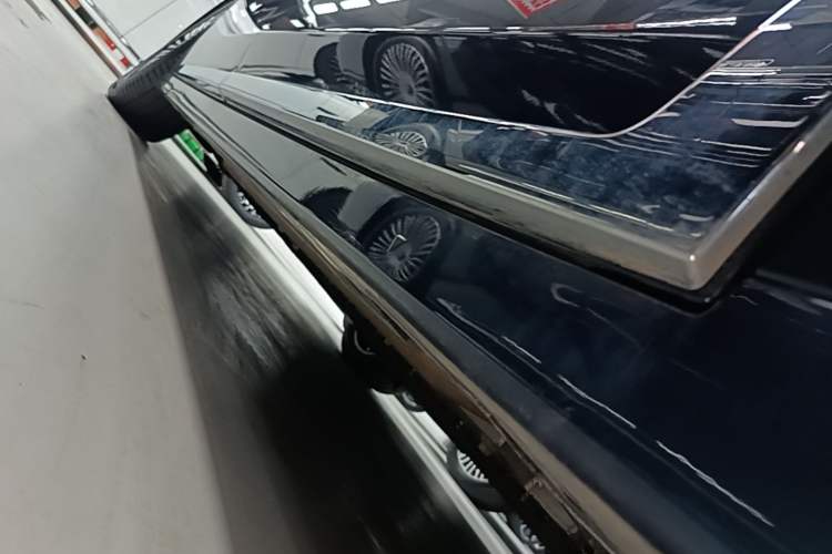 Used VOYAH Dream 2025 PHEV Four-Wheel-Drive Flagship Kunpeng Edition Right Side Sill