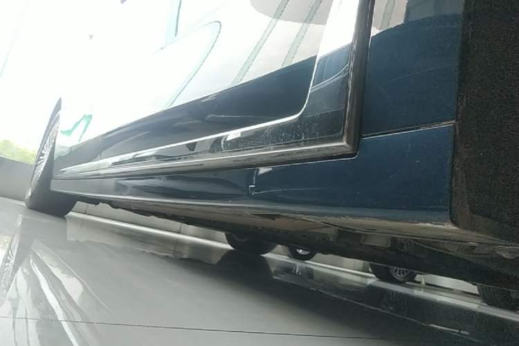 Used VOYAH Dream 2025 PHEV Four-Wheel-Drive Flagship Kunpeng Edition Right Side Sill