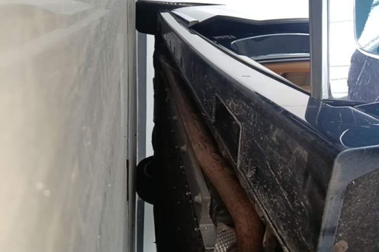 Used VOYAH Dream 2025 PHEV Four-Wheel-Drive Flagship Kunpeng Edition Right Side Sill
