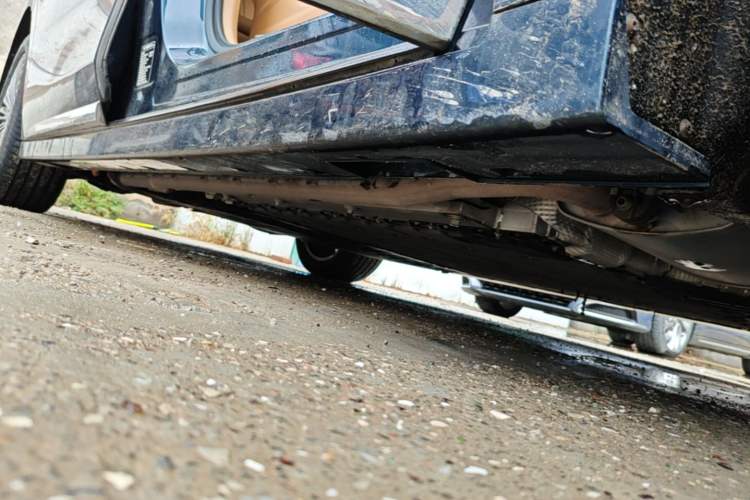 Used VOYAH Dream 2025 PHEV Four-Wheel Drive Prestige Kunpeng Edition Right Side Sill