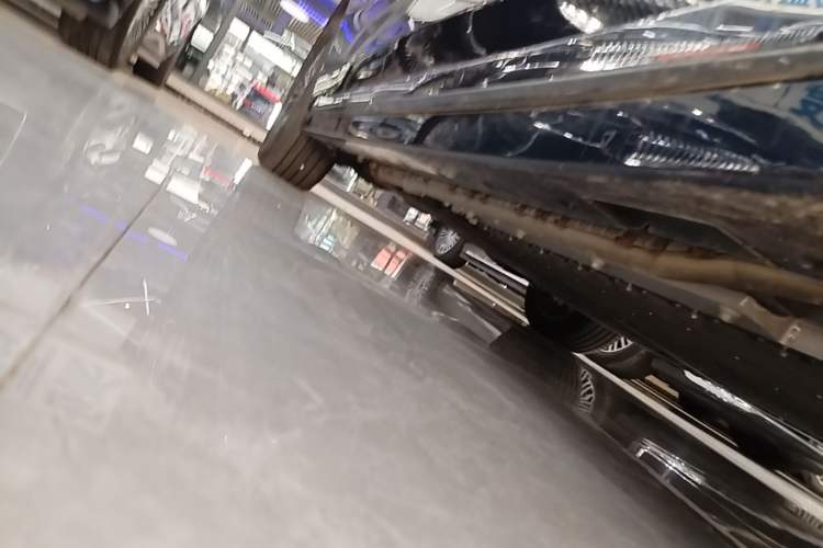 Used VOYAH Dream 2025 PHEV Four-Wheel-Drive Flagship Kunpeng Edition Right Side Sill
