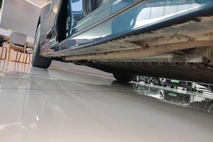 Used VOYAH Dream 2025 PHEV Four-Wheel-Drive Flagship Kunpeng Edition Right Side Sill
