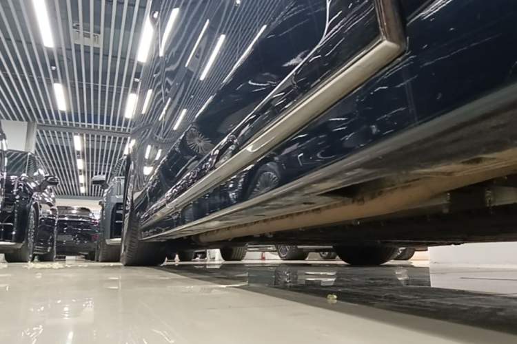 Used VOYAH Dream 2025 PHEV Four-Wheel-Drive Flagship Version – Qiankun Edition Right Side Sill