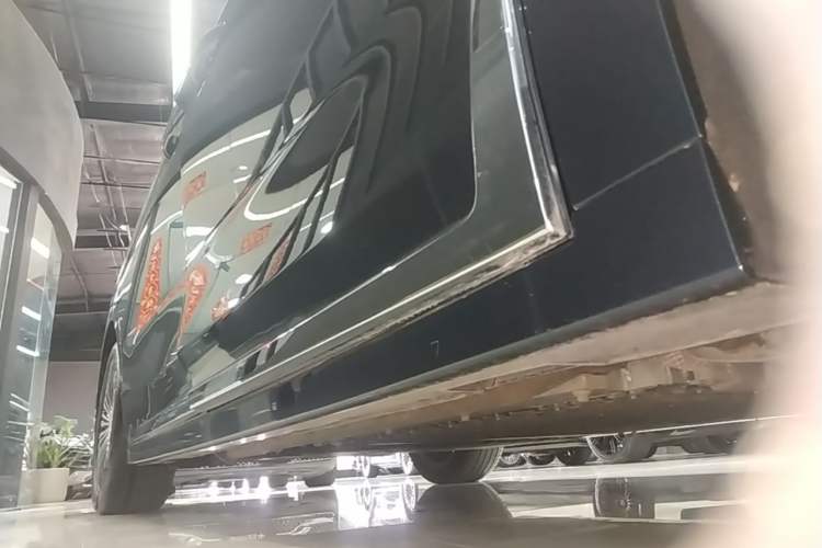 Used VOYAH Dream 2025 PHEV Four-Wheel-Drive Flagship Kunpeng Edition Right Side Sill