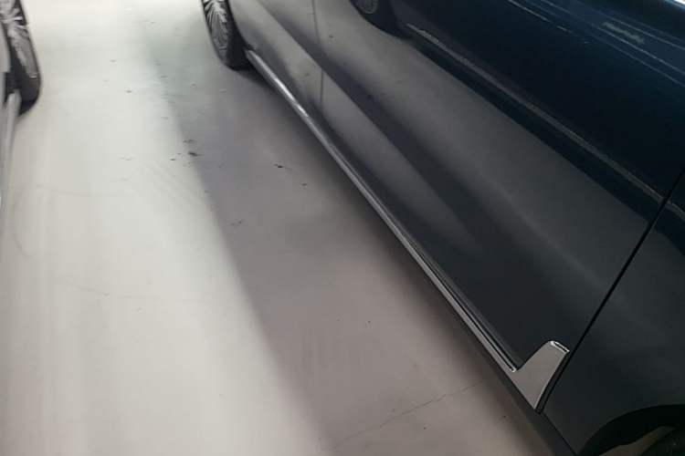 Used VOYAH Dream 2025 PHEV Four-Wheel-Drive Flagship Kunpeng Edition Right Side Sill