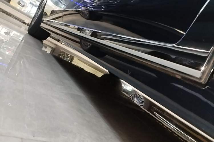 Used VOYAH Dream 2025 PHEV Four-Wheel-Drive Flagship Kunpeng Edition Right Side Sill