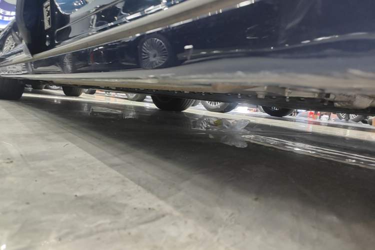 Used VOYAH Dream 2025 PHEV Four-Wheel-Drive Flagship Kunpeng Edition Right Side Sill