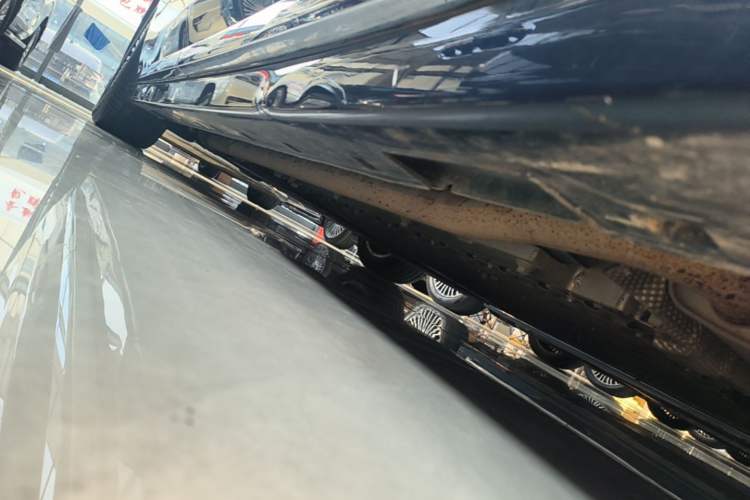 Used VOYAH Dream 2025 PHEV Four-Wheel-Drive Flagship Kunpeng Edition Right Side Sill