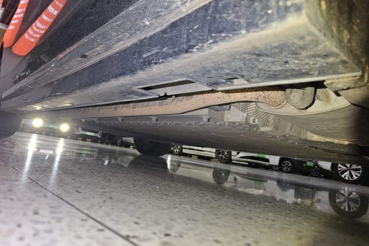 Used VOYAH Dream 2025 PHEV Four-Wheel Drive Prestige Kunpeng Edition Right Side Sill