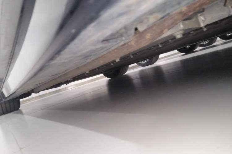 Used VOYAH Dream 2025 PHEV Four-Wheel-Drive Flagship Kunpeng Edition Right Side Sill