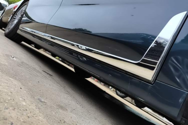 Used VOYAH Dream 2025 PHEV Four-Wheel-Drive Flagship Kunpeng Edition Right Side Sill