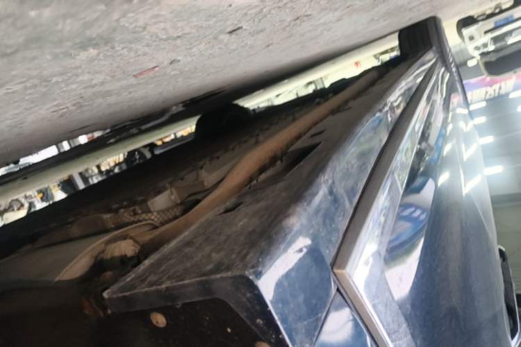 Used VOYAH Dream 2025 PHEV Four-Wheel-Drive Flagship Kunpeng Edition Right Side Sill