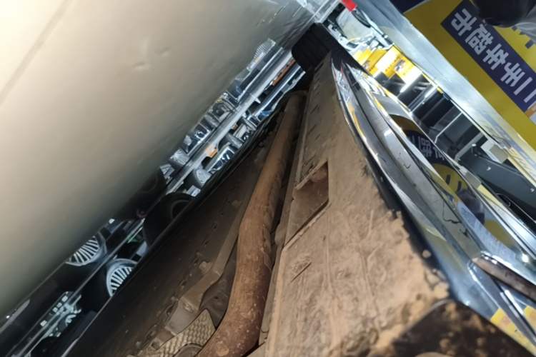 Used VOYAH Dream 2025 PHEV Four-Wheel-Drive Flagship Kunpeng Edition Right Side Sill