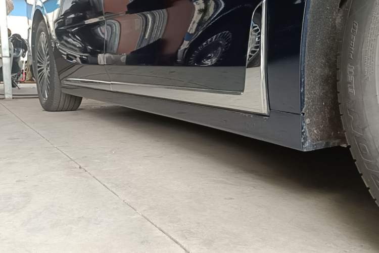 Used VOYAH Dream 2025 PHEV Four-Wheel-Drive Flagship Kunpeng Edition Right Side Sill