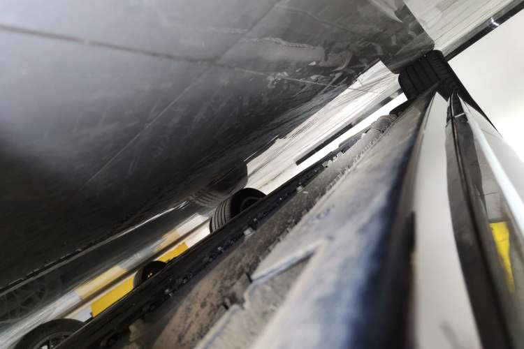 Used VOYAH Dream 2025 PHEV Four-Wheel-Drive Flagship Kunpeng Edition Right Side Sill