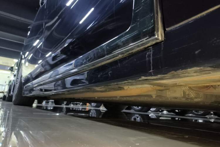 Used VOYAH Dream 2025 PHEV Four-Wheel-Drive Flagship Kunpeng Edition Right Side Sill