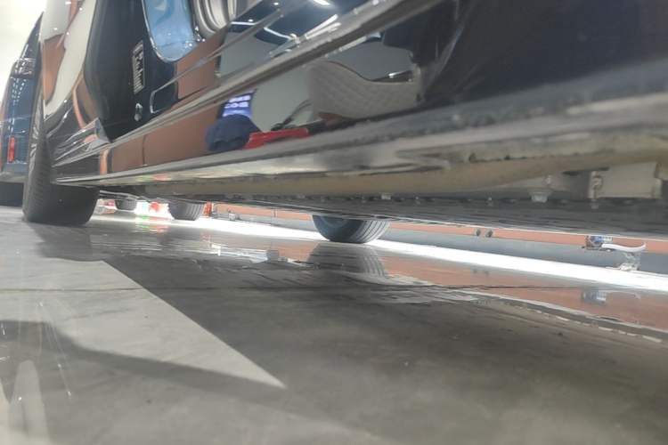 Used VOYAH Dream 2025 PHEV Four-Wheel-Drive Flagship Kunpeng Edition Right Side Sill