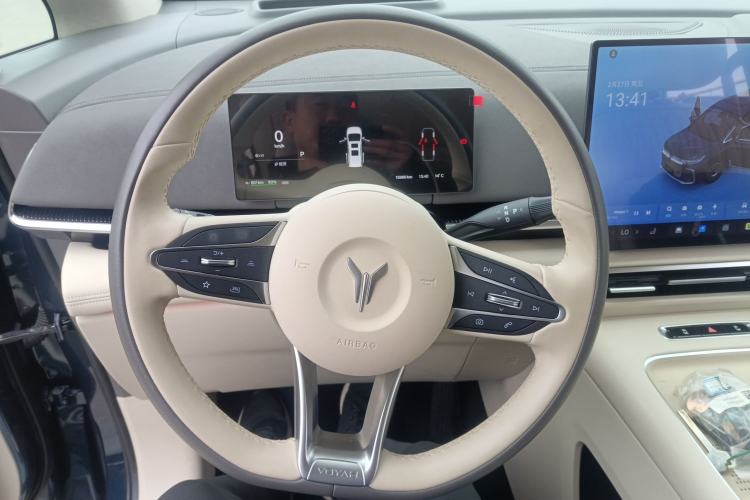 Used VOYAH Dream 2025 EV Four-Wheel Drive Flagship Kunpeng Edition Steering Wheel