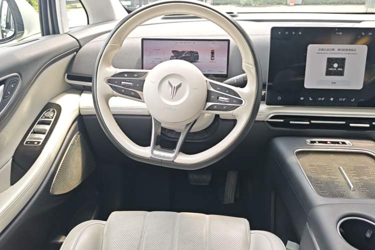 Used VOYAH Dream 2025 PHEV Four-Wheel-Drive Flagship Version – Qiankun Edition Steering Wheel
