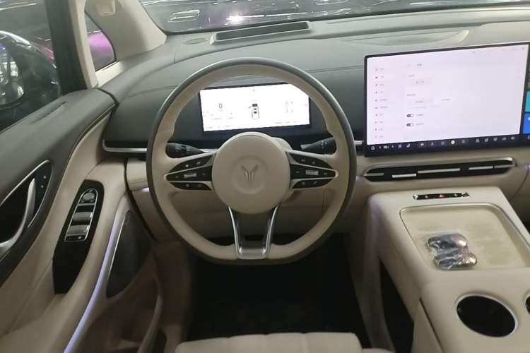 Used VOYAH Dream 2025 PHEV Four-Wheel-Drive Flagship Kunpeng Edition Steering Wheel