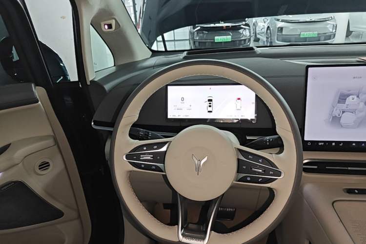 Used VOYAH Dream 2025 PHEV Four-Wheel-Drive Flagship Kunpeng Edition Steering Wheel