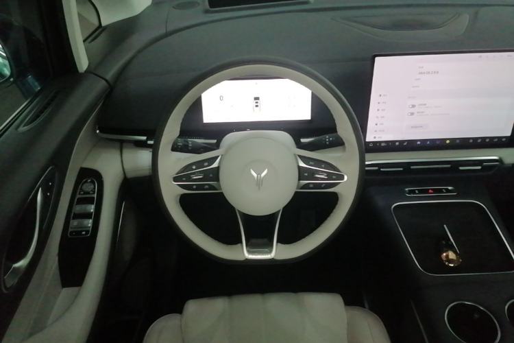 Used VOYAH Dream 2025 PHEV Four-Wheel-Drive Flagship Kunpeng Edition Steering Wheel