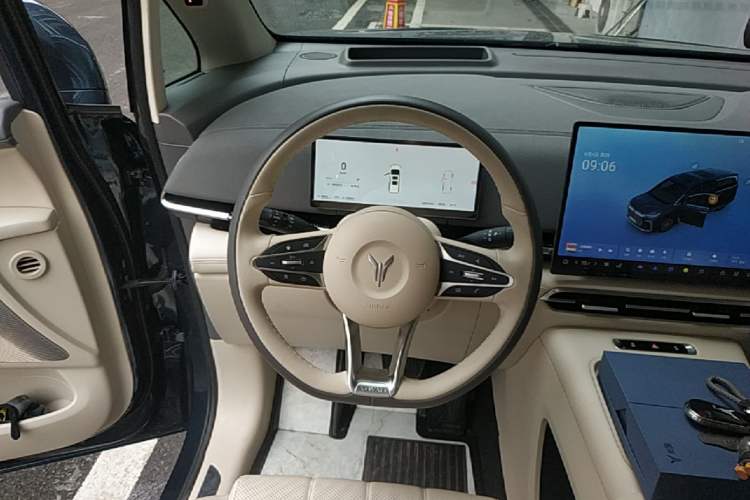 Used VOYAH Dream 2025 PHEV Four-Wheel Drive Prestige Kunpeng Edition Steering Wheel