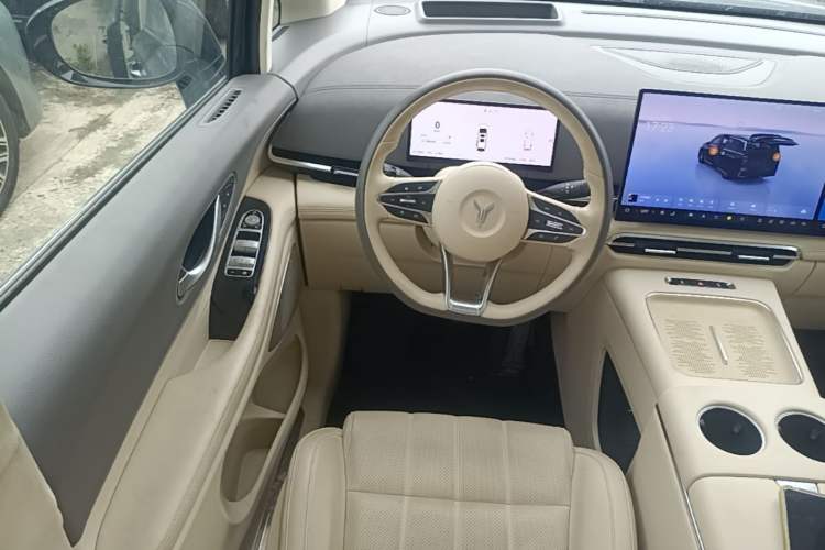 Used VOYAH Dream 2025 PHEV Four-Wheel-Drive Flagship Kunpeng Edition Steering Wheel