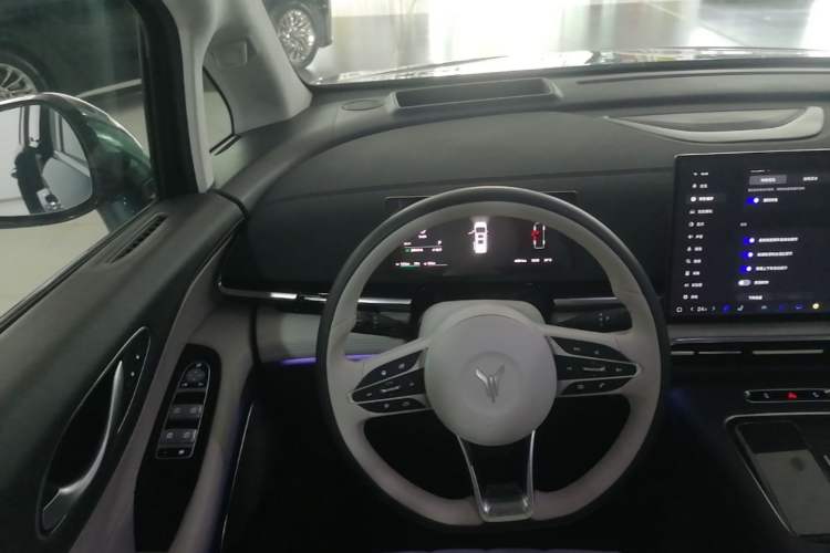 Used VOYAH Dream 2025 PHEV Four-Wheel-Drive Flagship Kunpeng Edition Steering Wheel
