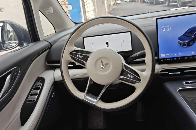Used VOYAH Dream 2025 PHEV Four-Wheel Drive Excellence Kunpeng Edition Steering Wheel