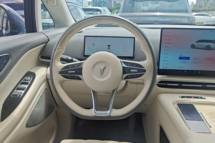 Used VOYAH Dream 2025 PHEV Four-Wheel-Drive Flagship Kunpeng Edition Steering Wheel