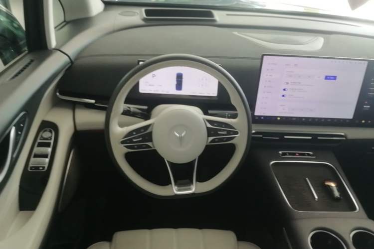 Used VOYAH Dream 2025 PHEV Four-Wheel-Drive Flagship Kunpeng Edition Steering Wheel