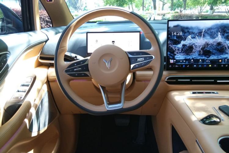 Used VOYAH Dream 2025 PHEV Four-Wheel Drive Excellence Kunpeng Edition Steering Wheel