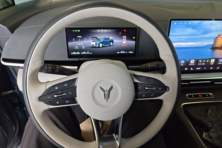 Used VOYAH Dream 2025 PHEV Four-Wheel Drive Prestige Kunpeng Edition Steering Wheel