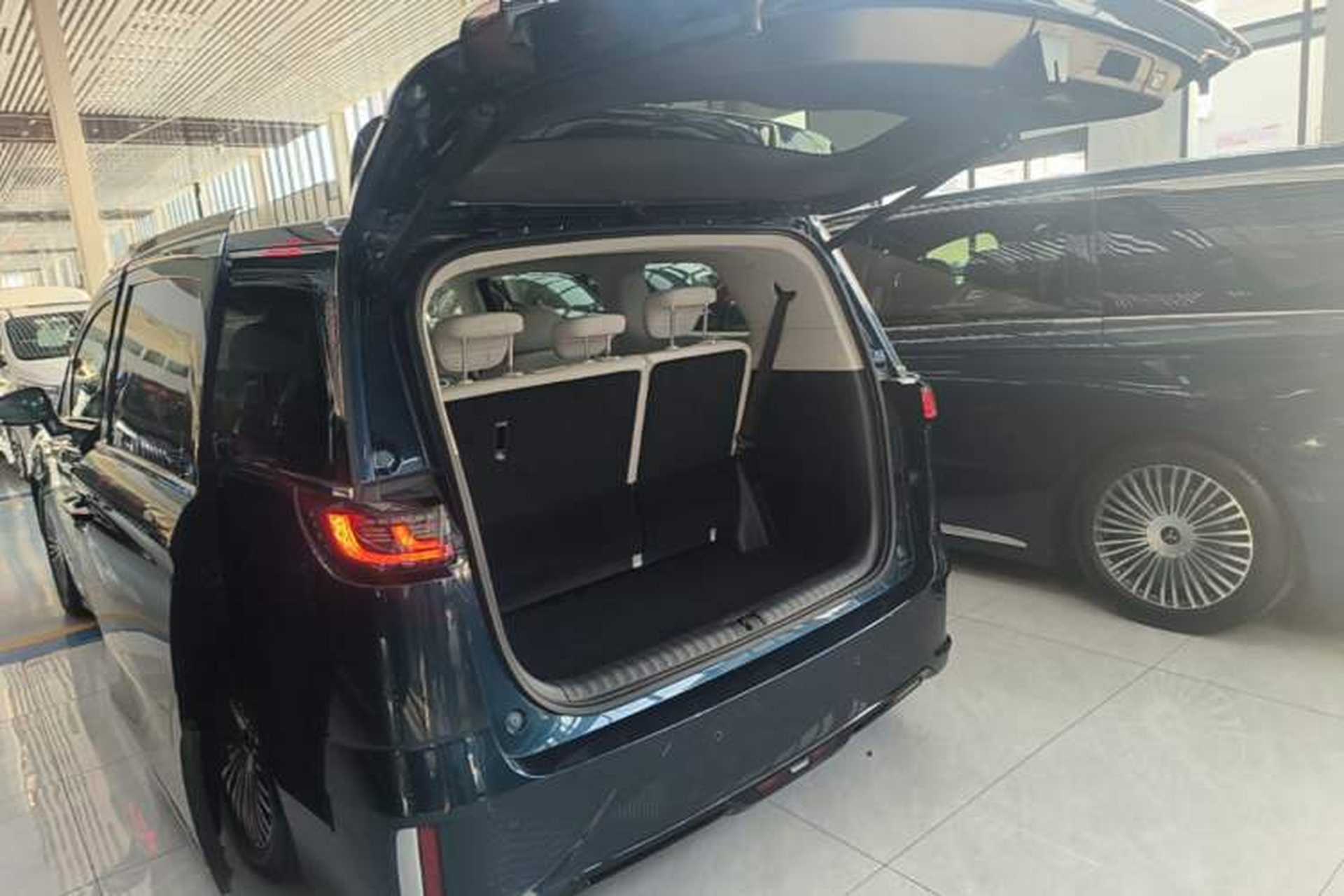 Used VOYAH Dream 2025 PHEV Four-Wheel-Drive Flagship Kunpeng Edition Trunk