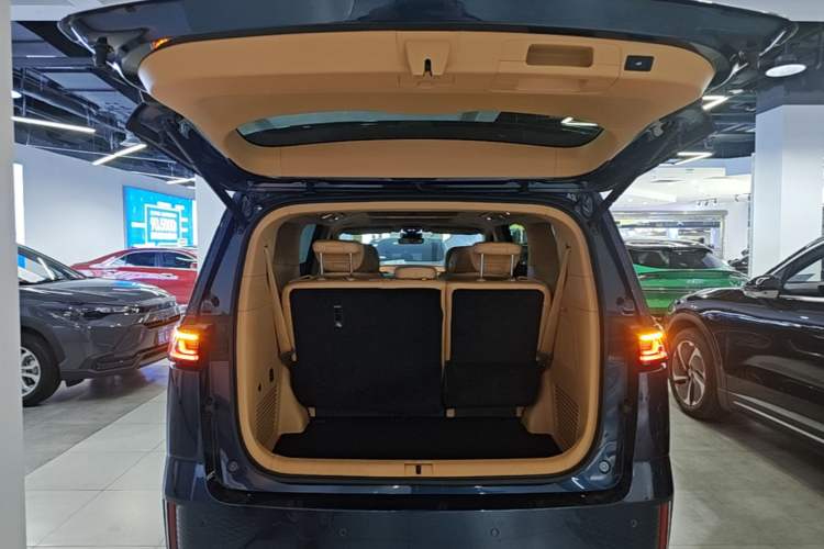Used VOYAH Dream 2025 PHEV Four-Wheel-Drive Flagship Kunpeng Edition Trunk