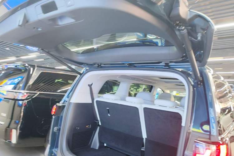 Used VOYAH Dream 2025 PHEV Four-Wheel-Drive Flagship Kunpeng Edition Trunk