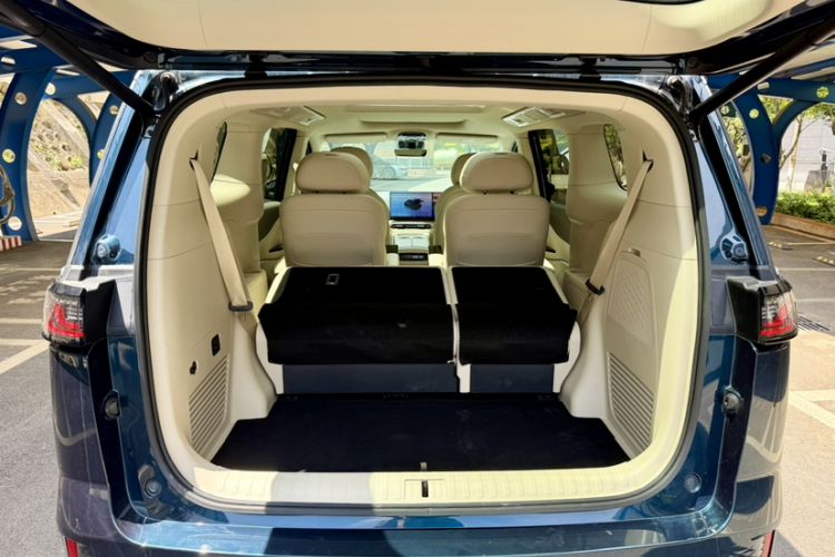 Used VOYAH Dream 2025 PHEV Four-Wheel Drive Excellence Kunpeng Edition Trunk