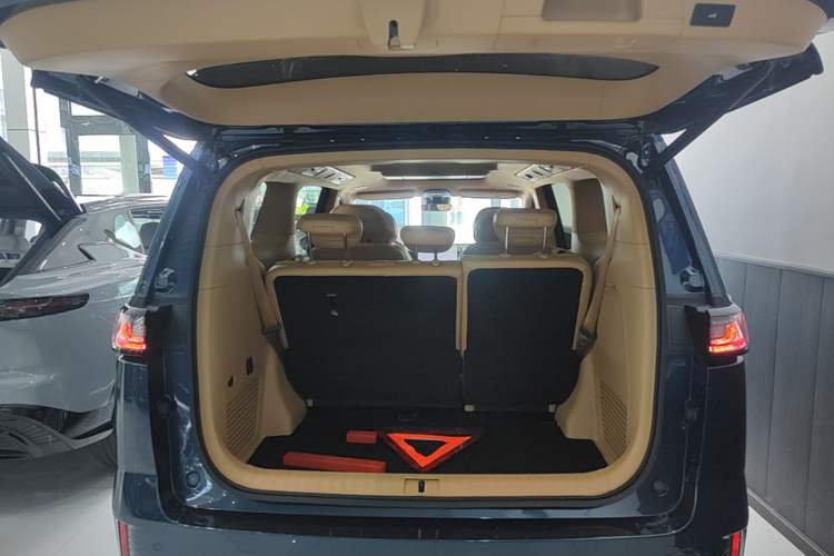 Used VOYAH Dream 2025 PHEV Four-Wheel-Drive Flagship Kunpeng Edition Trunk