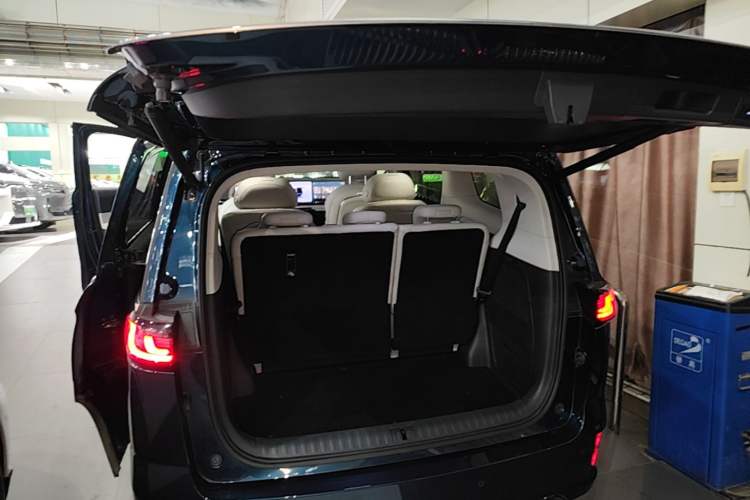 Used VOYAH Dream 2025 PHEV Four-Wheel-Drive Flagship Kunpeng Edition Trunk