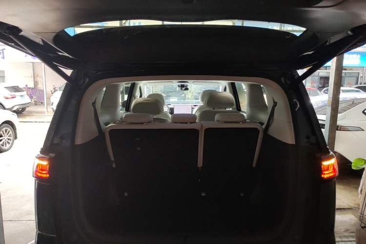 Used VOYAH Dream 2025 PHEV Four-Wheel-Drive Flagship Kunpeng Edition Trunk