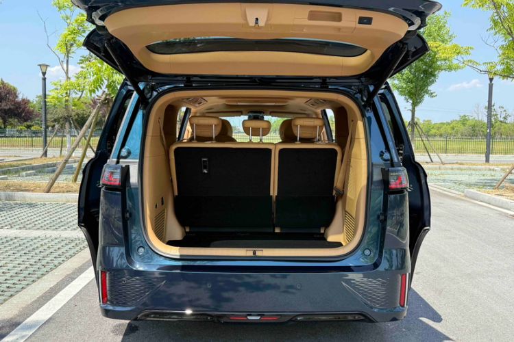 Used VOYAH Dream 2025 PHEV Four-Wheel-Drive Flagship Kunpeng Edition Trunk