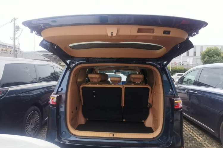 Used VOYAH Dream 2025 PHEV Four-Wheel-Drive Flagship Kunpeng Edition Trunk
