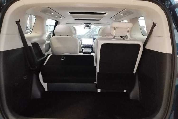 Used VOYAH Dream 2025 PHEV Four-Wheel-Drive Flagship Kunpeng Edition Trunk
