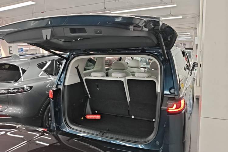 Used VOYAH Dream 2025 PHEV Four-Wheel-Drive Flagship Kunpeng Edition Trunk